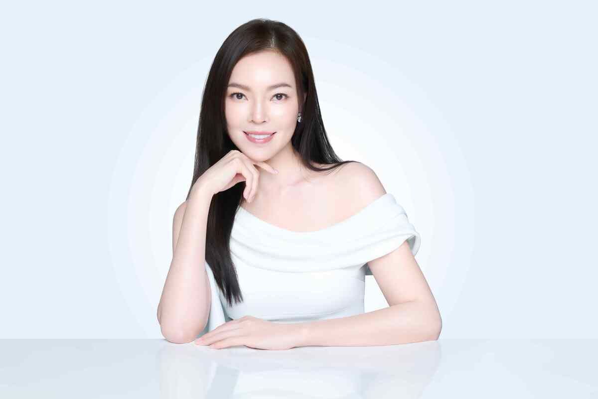 圖：曾馨瑩分享保養心得，形容逆時真PROFHILO如同將面膜注入肌膚，帶來自然緊緻與潤澤膚.jpg