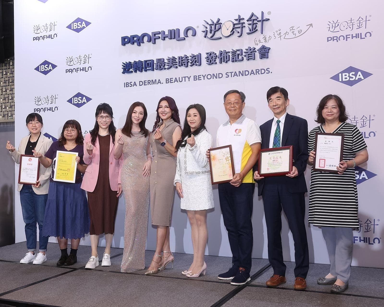 圖:廖怡華醫師(左三)、曾馨瑩(左四)、台灣獨家代理商董事長馬淑娟(中)、胡倩婷醫師(右 (1).jpg